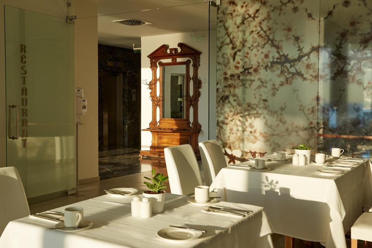 Lucy Hotel Kavála Eksteriør bilde Restaurant
